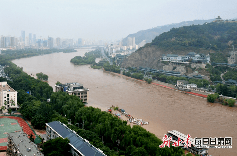 汛期黃河蘭州段,渾濁的黃河攜泥帶沙奔湧東流當前,甘肅省處於