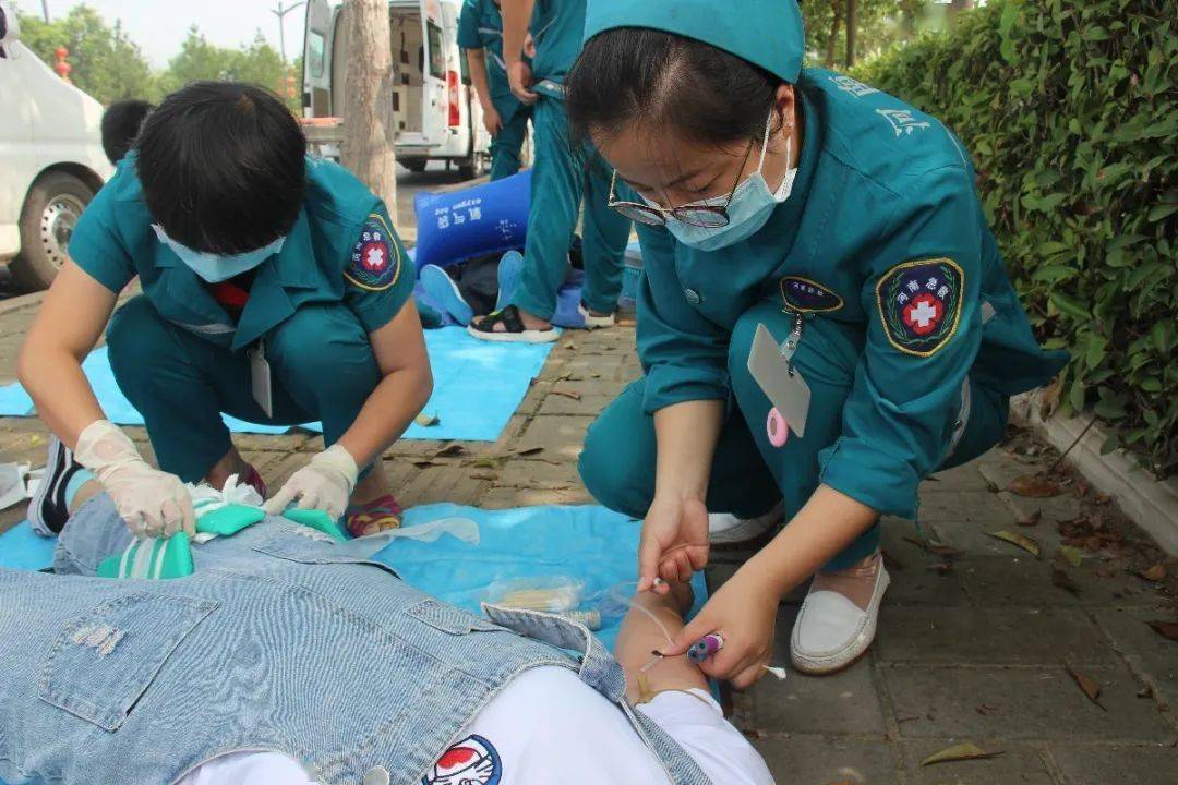 孟津二院开展创伤中心急救演练提高自身能力与死神赛跑