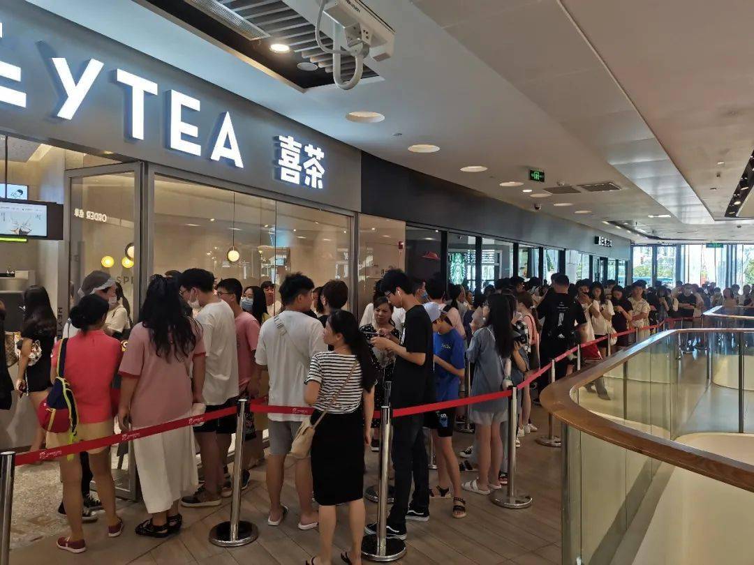 奉贤宝龙喜茶今天也开业了!排队的人把星巴克包围.
