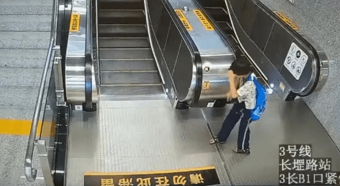 南宁地铁3号线一熊孩子突然按下扶梯紧急按钮两名乘客差点摔倒