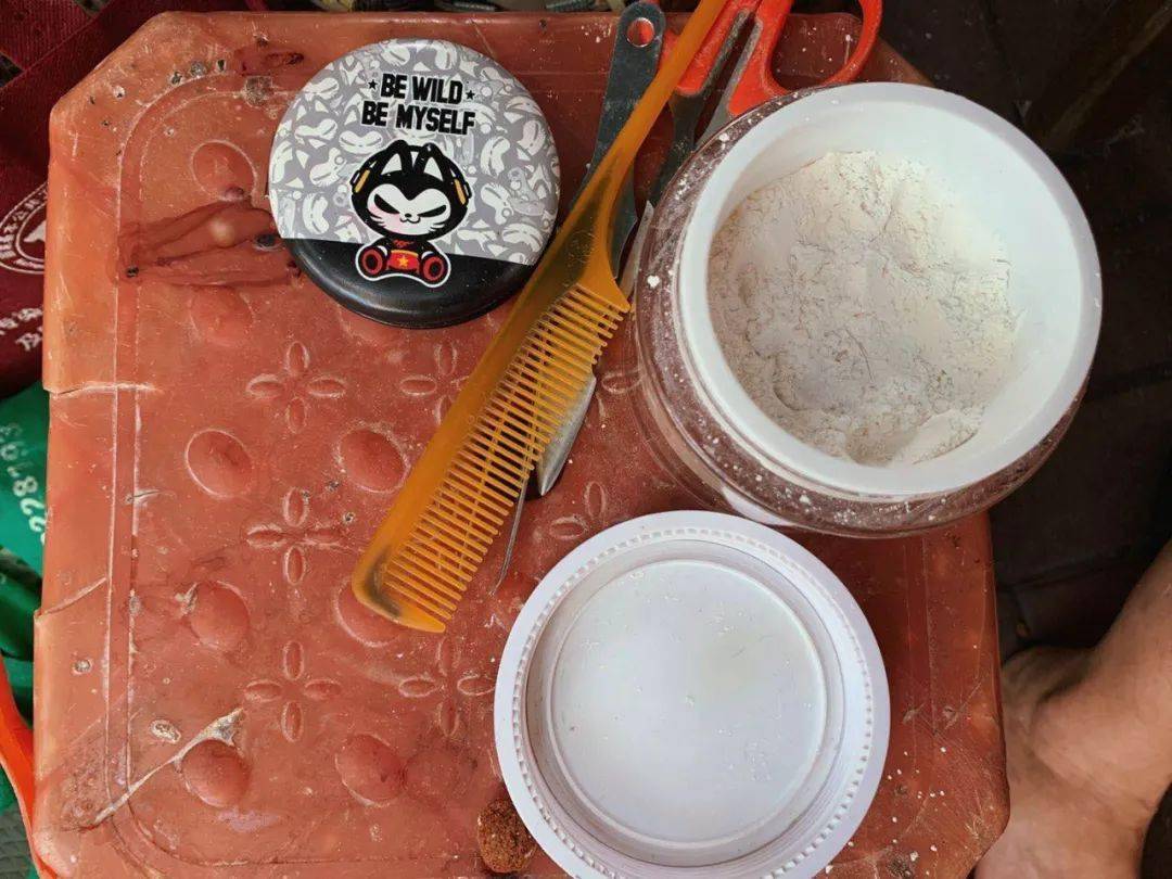 几位阿姨在这里摆摊绞面美容,两张凳子,一盒珍珠粉(或香粉),一团细