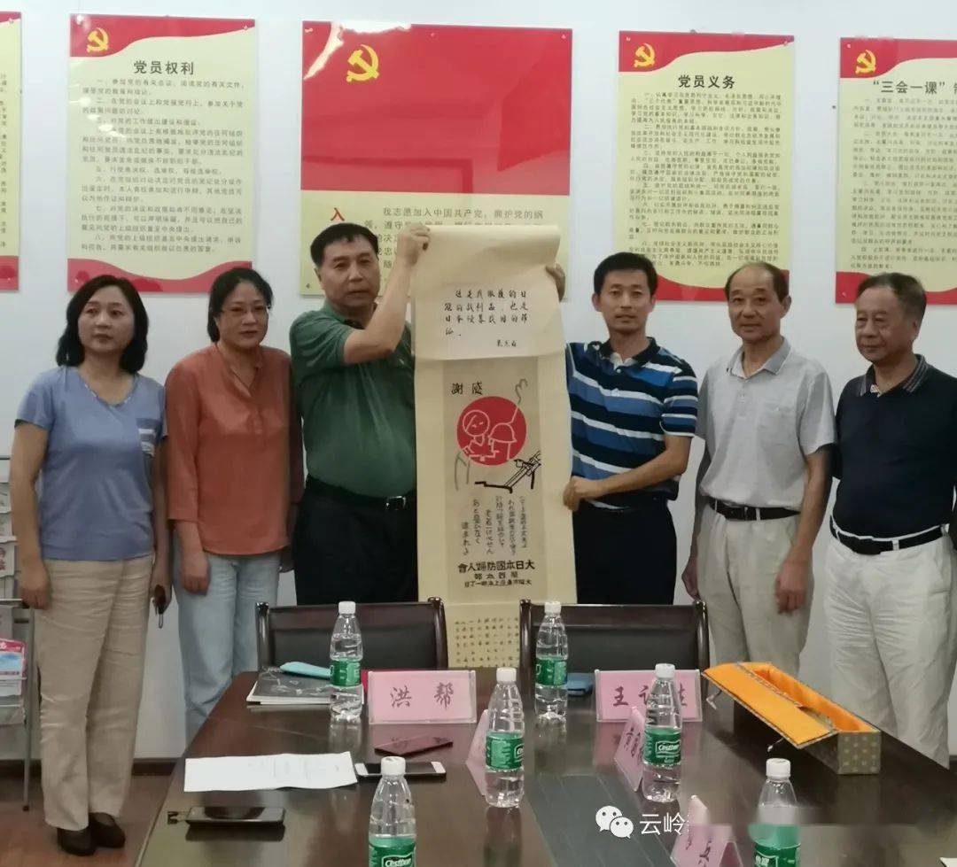 上海福寿园国际集团总裁王计生(新四军八队女兵杨天之子)向纪念馆捐赠
