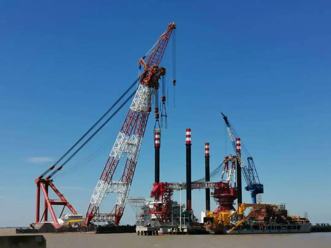 2500吨坐底式海上风电安装平台完成桩腿吊装