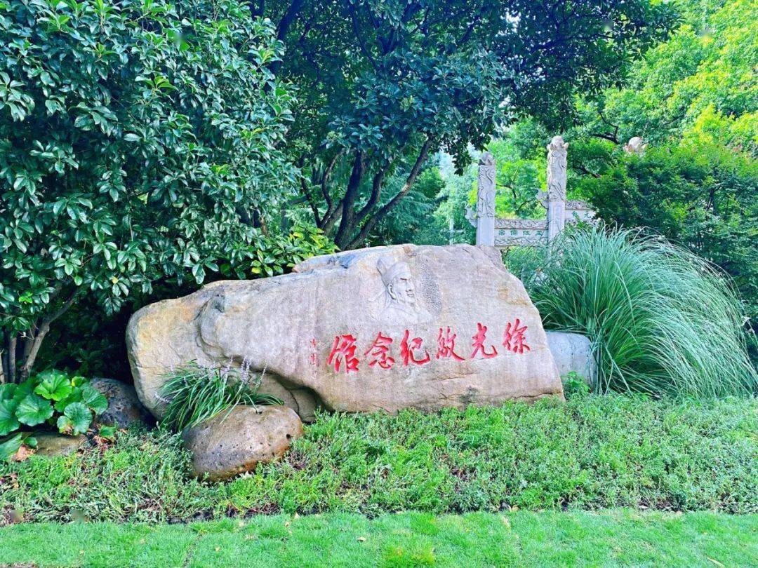 展示徐光啟在各領域做出的傑出貢獻徐光啟紀念館公園裡還放置著與徐