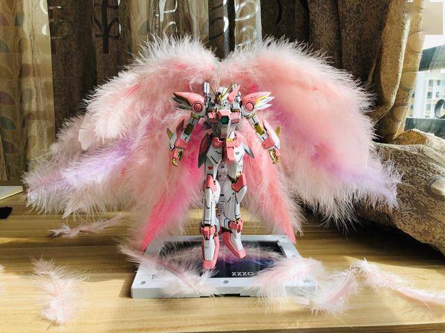 粉色掉毛飞翼高达模型改