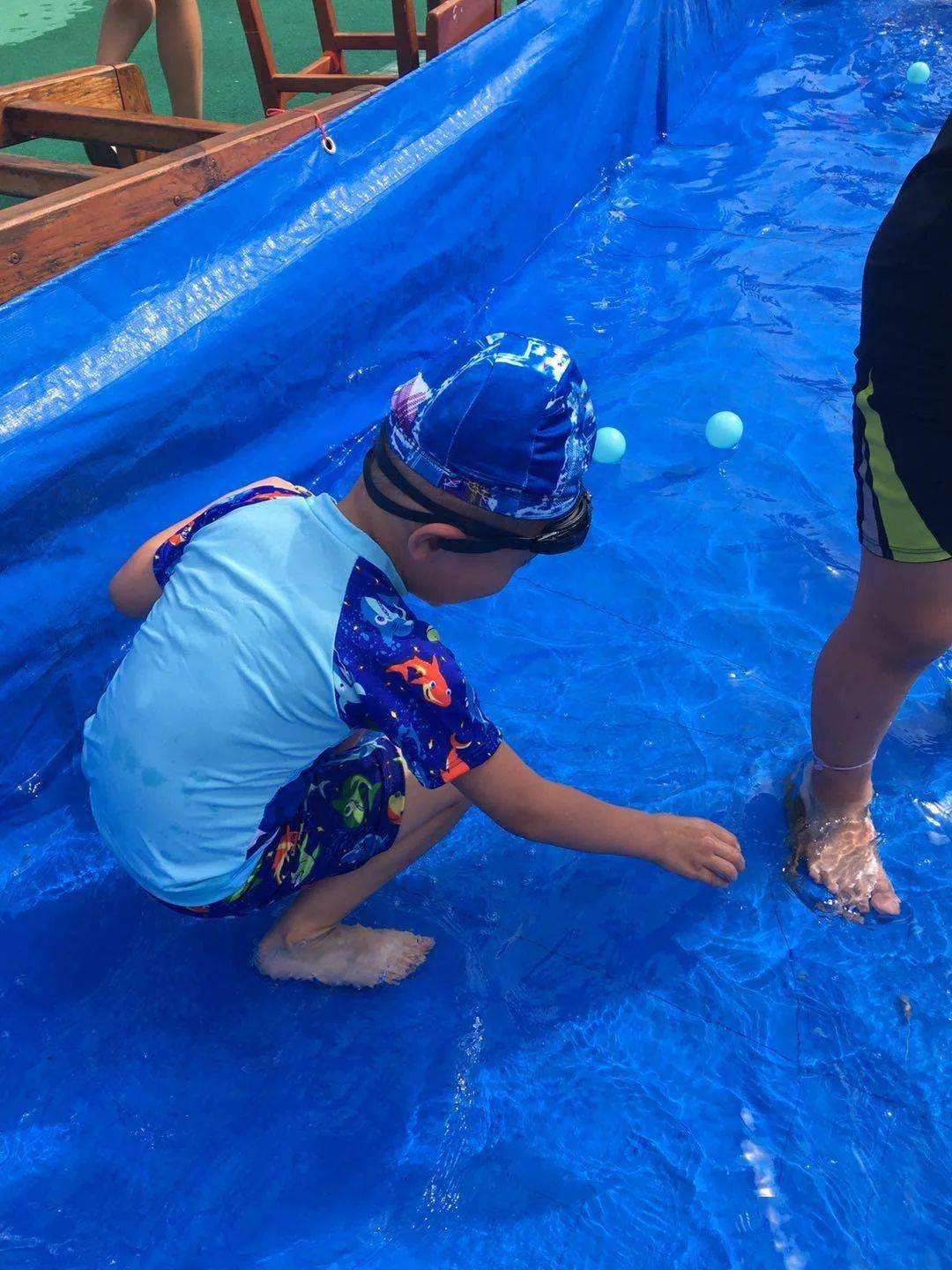 捉泥鳅 捉泥鳅 儿童最喜欢的活动就是游戏,他们渴望游戏,最好的学习