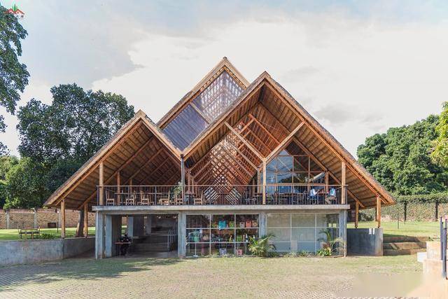 如果不在闹市,你的餐厅就该这样三重三角形屋顶加茅草加钢木结合