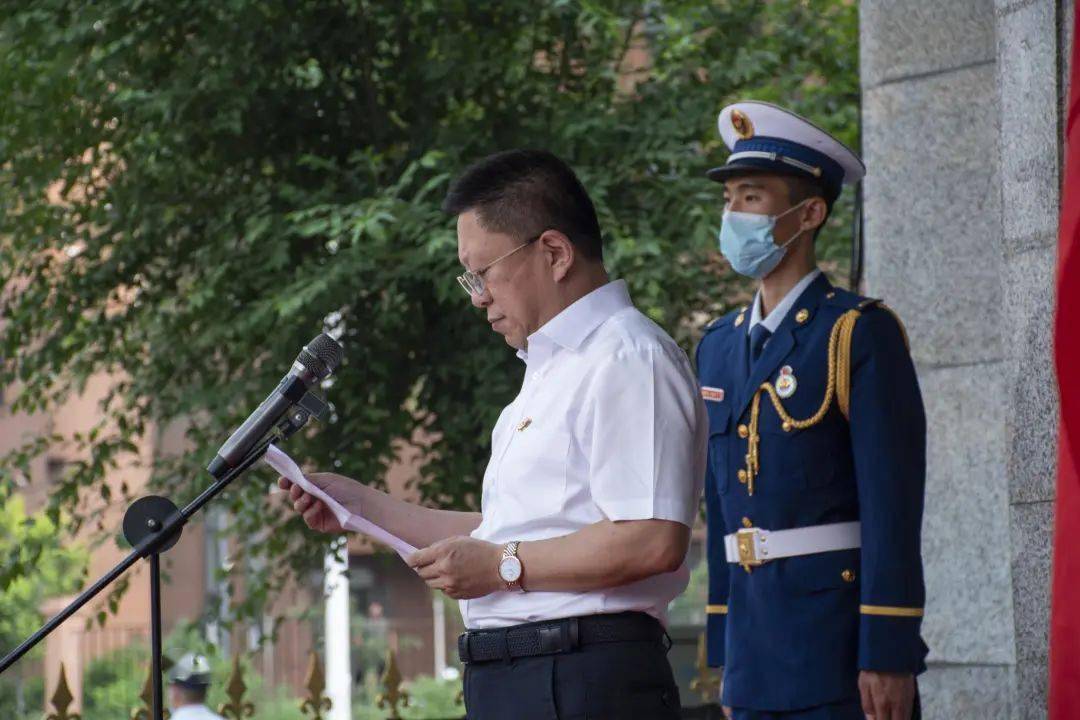 雷"字号单位的批复》,戴小梅部长和纪政书记共同为雷锋消防救援站揭牌