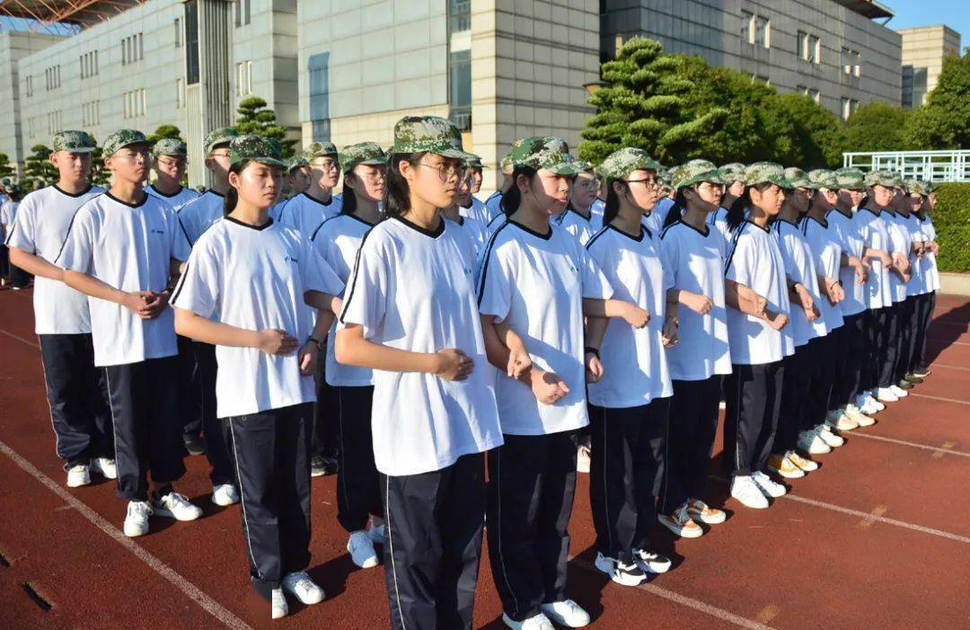 高风中学2020级新生军训开营