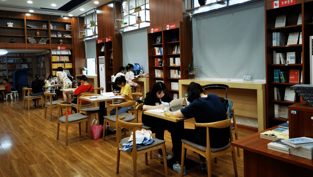 在图书馆的时间能安静地思考无人打扰学生时代用泡图书馆的时间去记住