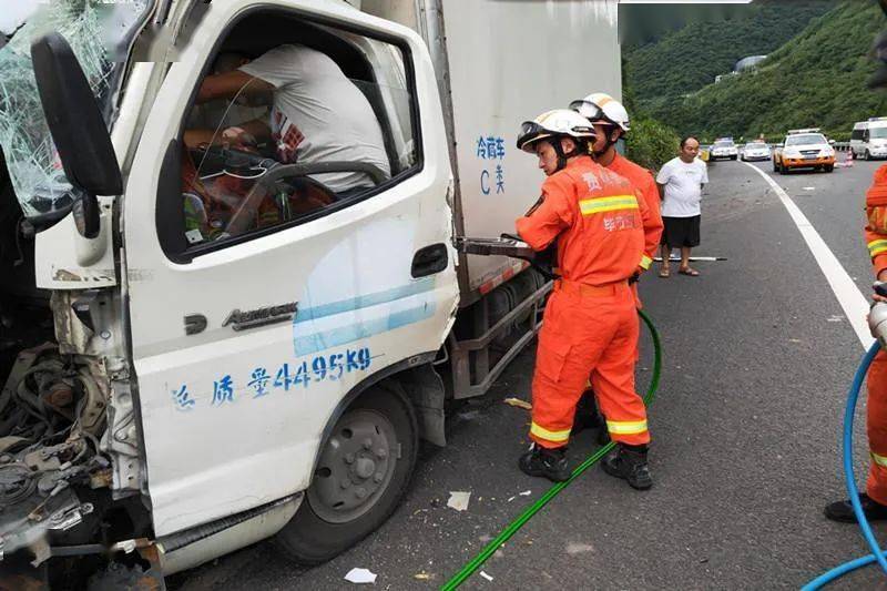 8月16日13时许,毕节市织金县厦蓉高速1532km处发生一起交通事故,两小