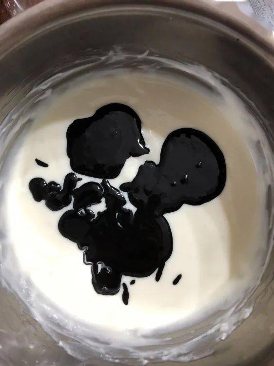 充分冷却雪糕液体,加入无糖黑芝麻酱,再次搅拌均匀.(黑白配,还挺好看!