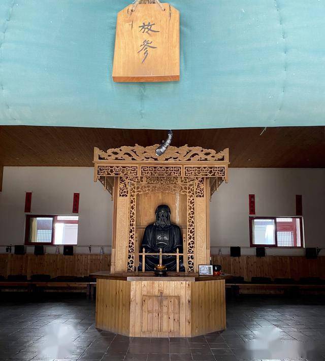 少林寺禅堂中央供奉的达摩像禅堂是丛林的核心,是僧人开悟的地方,故又