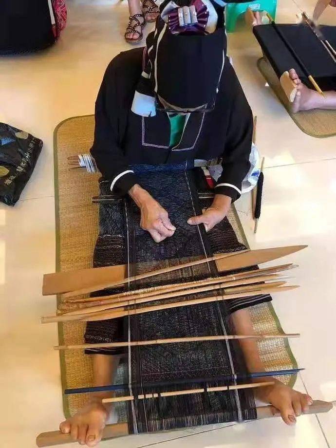 东方返乡大学生符其荣创办黎锦合作社带领黎族村民走上致富路