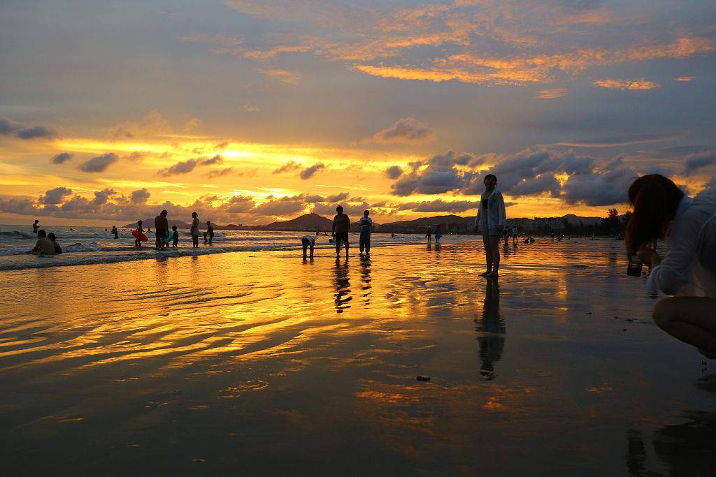 海南三亚海边夕阳余晖美