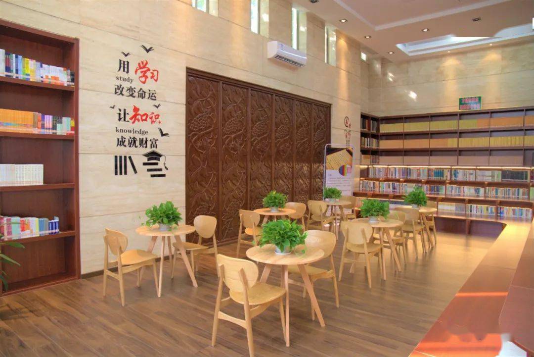 新时代文明实践惠来举办方健宏同志捐赠图书座谈会