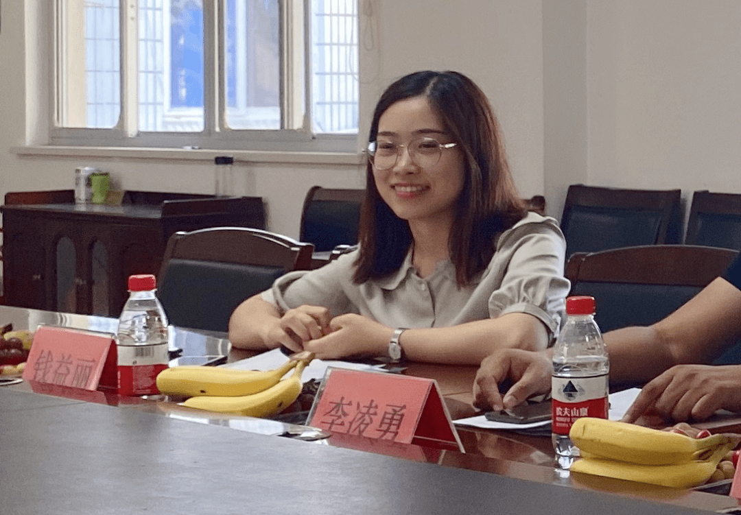 分别为金融学专业新生王伊诺,市场营销专业新生叶佳雨送上录取通知书