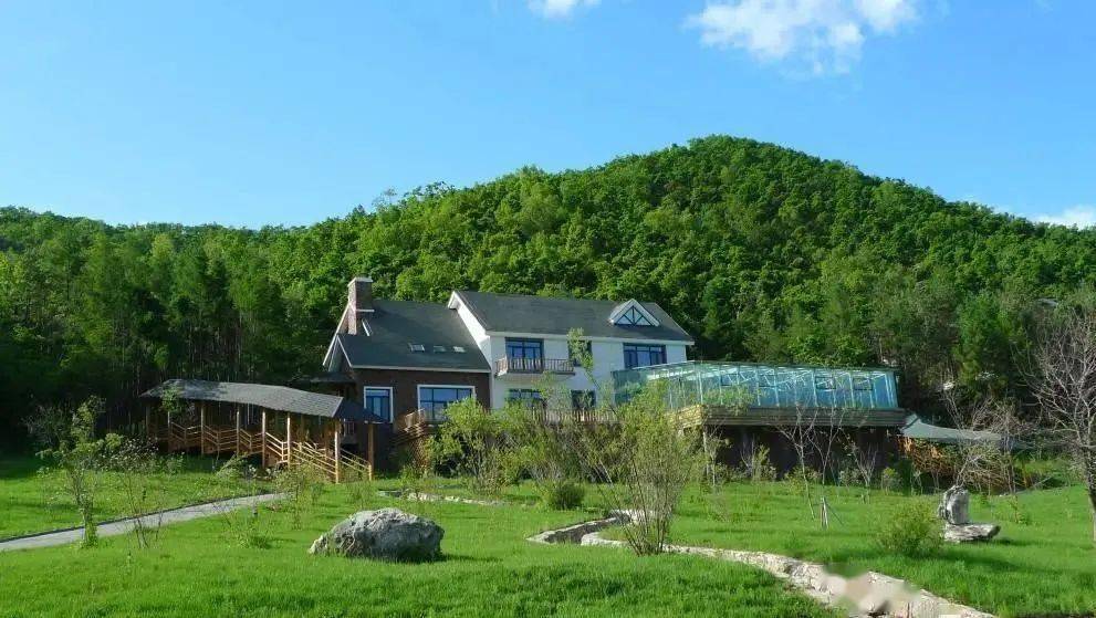 集合后乘正规旅游包车出发,经汤原县到达大亮子河国家森林公园,车程2