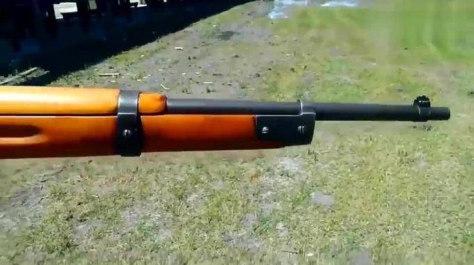 一把漂亮的老式栓动步枪美国小哥上膛射击测试性能感觉还不错