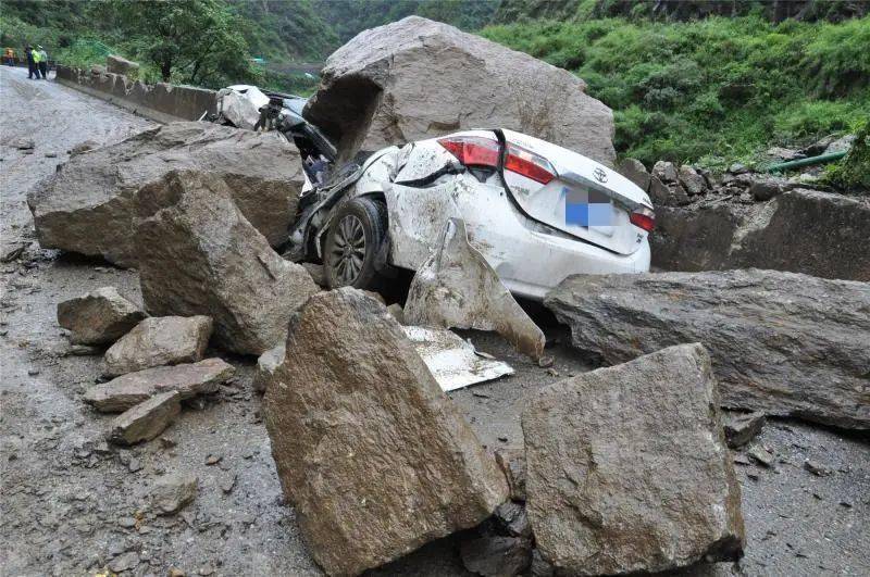 700米处,由于发生泥石流,一个巨大石头从天而降砸在了一辆过往车辆上