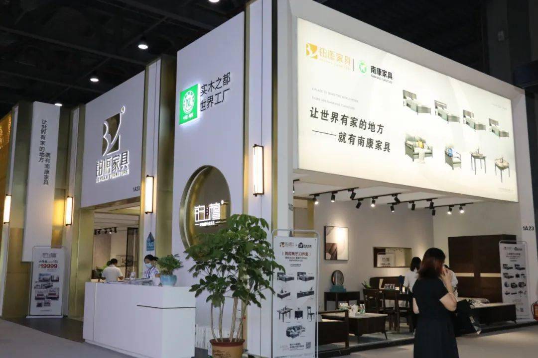 展会现场,南康家具集体亮出身份,在展位最显眼的位置打出"实木之都