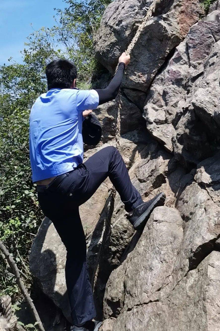大热天男子在镇江某地爬山走野道出事滑落岩壁被困山腰