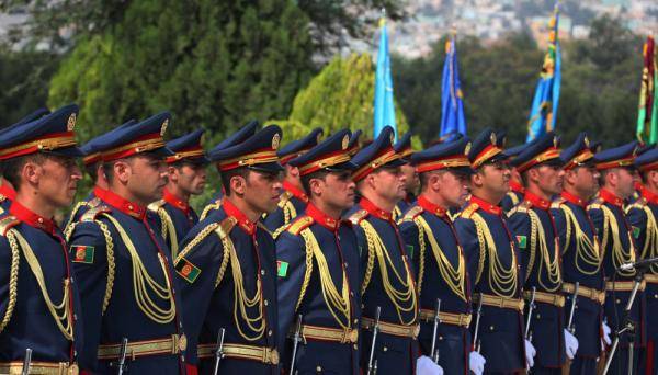 这是8月18日在阿富汗首都喀布尔拍摄的独立日纪念活动上的仪仗队.