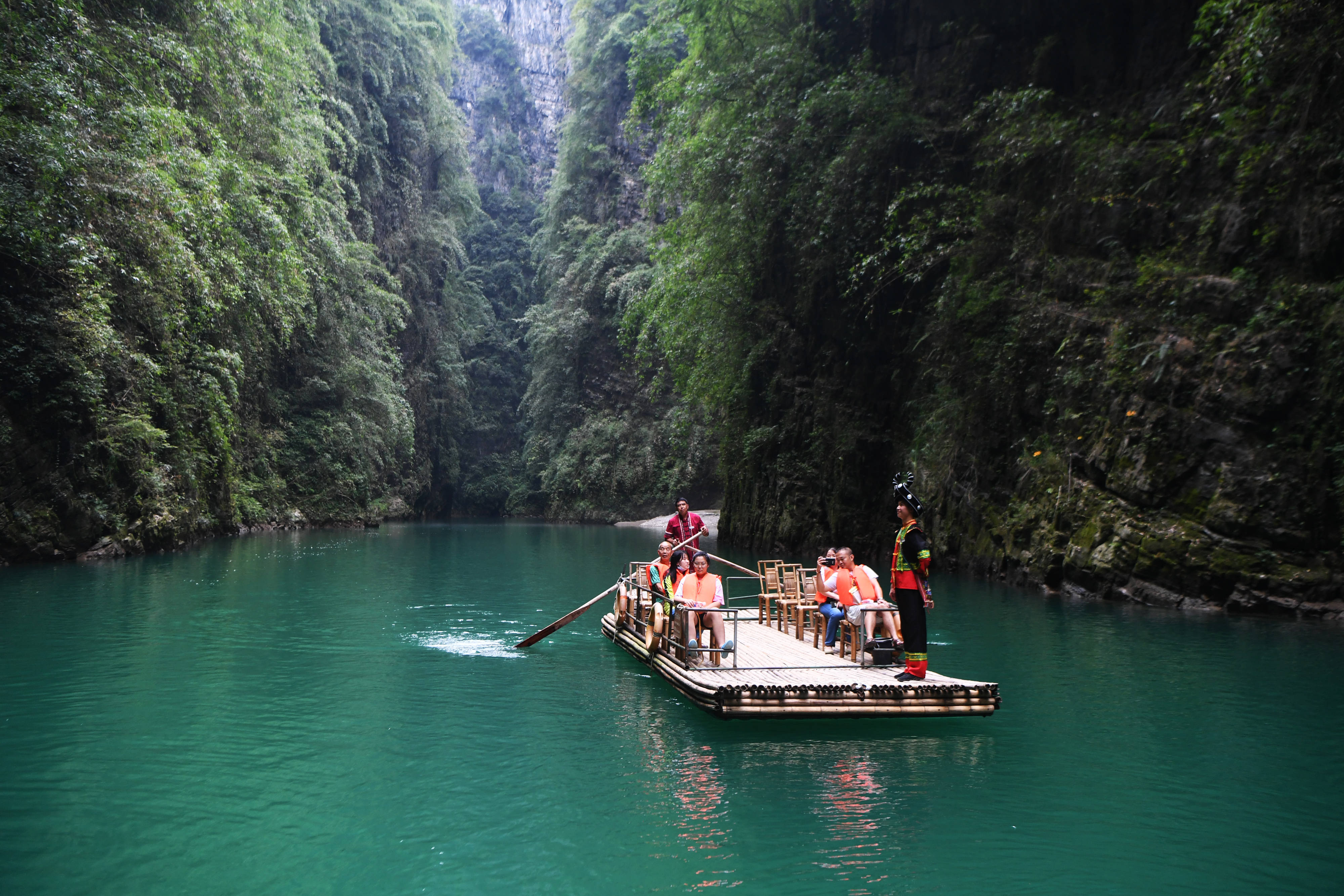 游客在阿依河景区乘坐竹筏游览(8月13日摄)