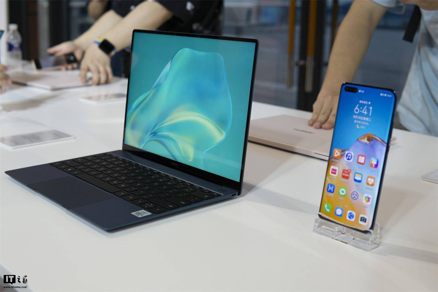 华为matebook x 现场实拍:悬浮全面屏,纤薄丝滑