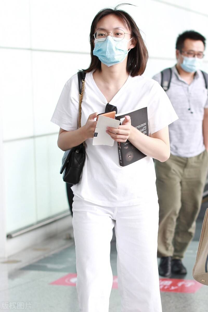 文淇戴眼镜满满学生气息,白色简约穿搭清新范十足