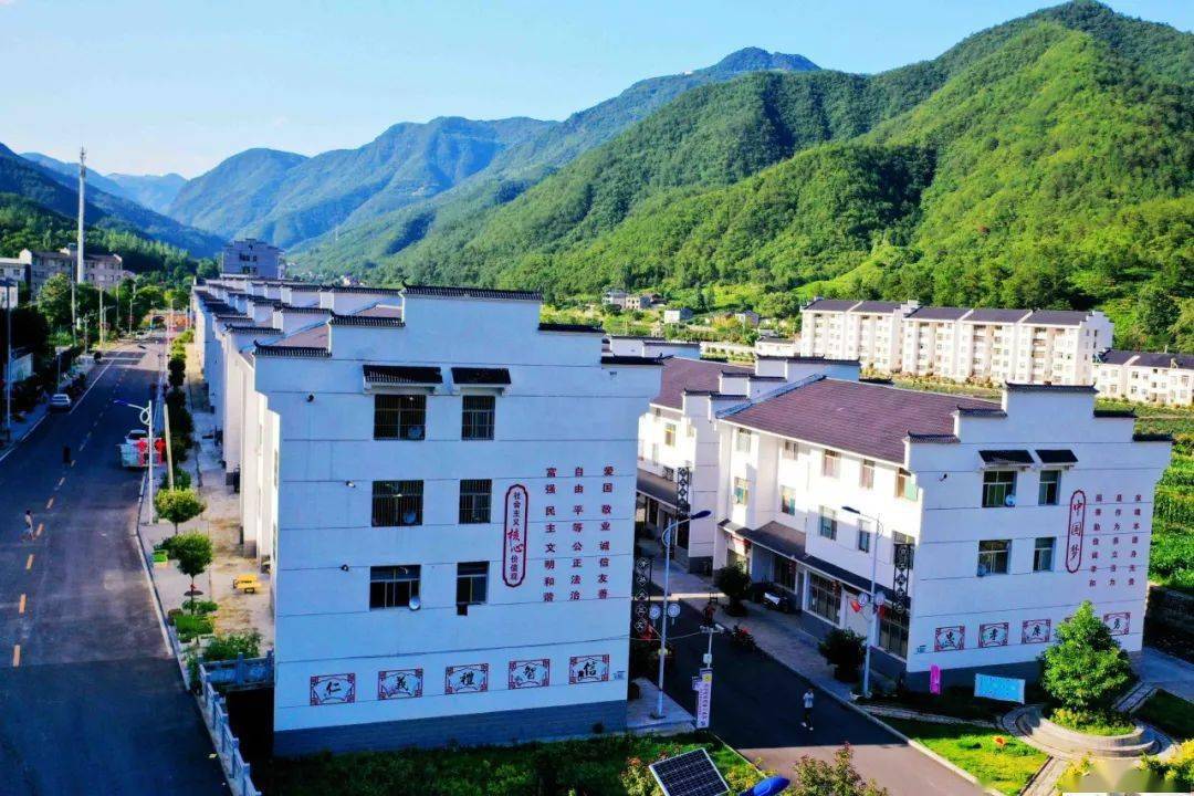 挪穷窝拔穷根置新业两峪乡867户贫困户安居乐业