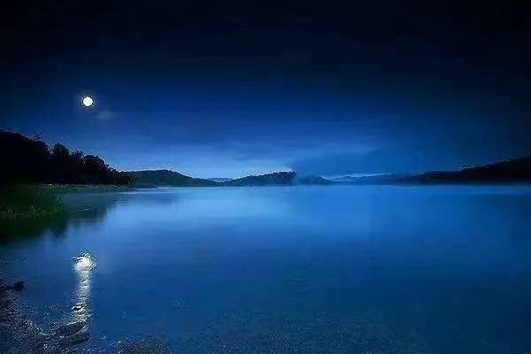 月亮悬挂在天上,怎么仰望都皎洁,月亮是孤独的,像一个宇宙的孤儿,与