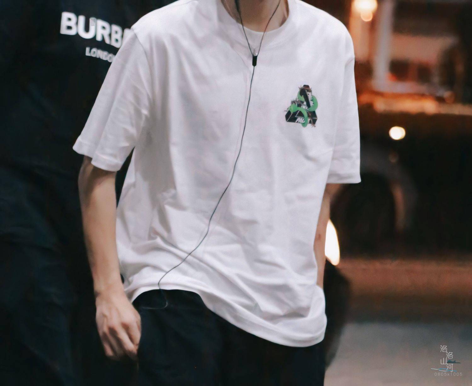 王一博昨晚长沙出发飞往上海手臂青筋男性荷尔蒙爆棚