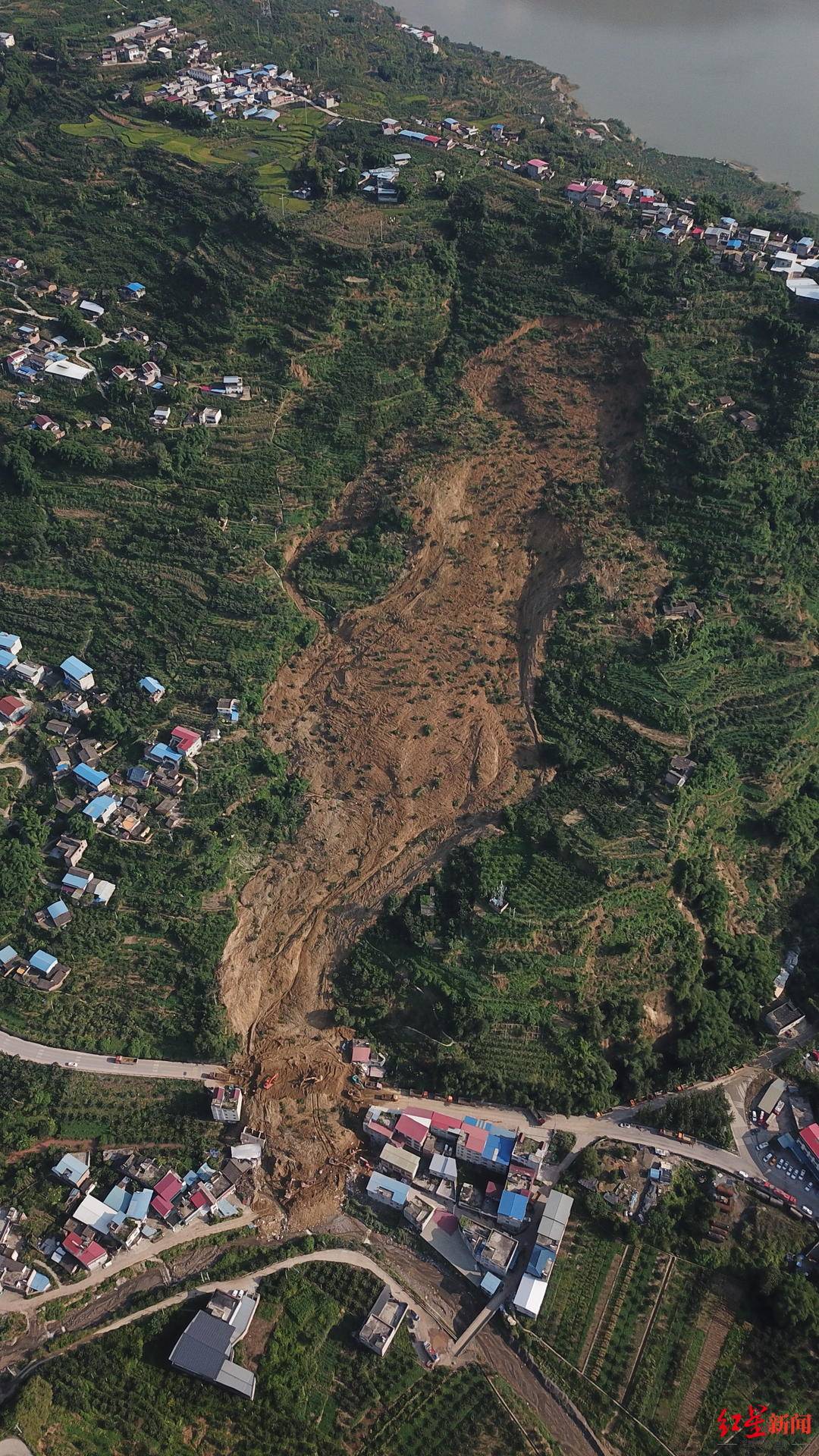 现场直击丨雅安汉源滑坡体倾泻下80万立方米至少9台挖掘机在作业搜救