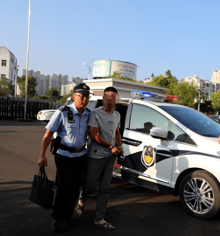 斗图警车戴手铐图片图片