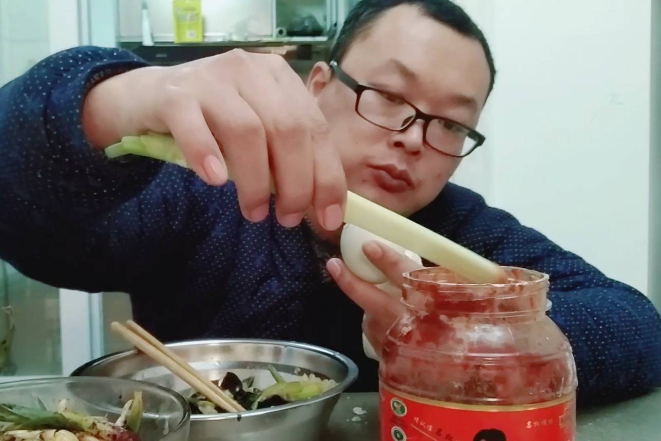 一盘清炒木耳配蒜苗山东小伙啃馒头吃大葱蘸酱喝白酒真是过瘾