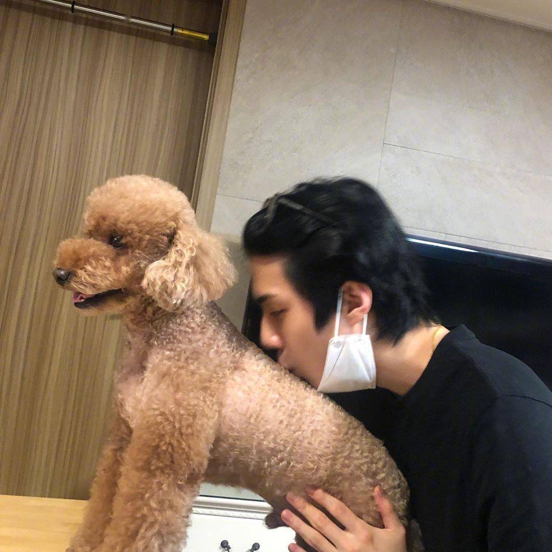 世勋深夜ins上线,晒和木咻的合照,优越侧颜引发关注!