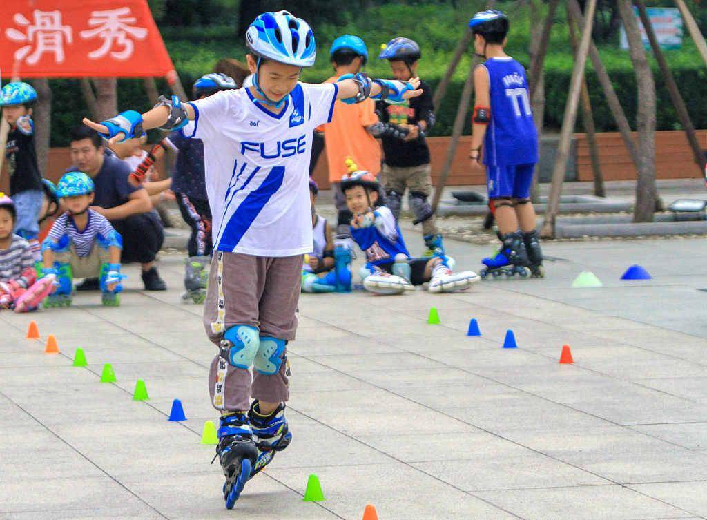 河北邯郸:暑假接近尾声 萌娃上演轮滑秀