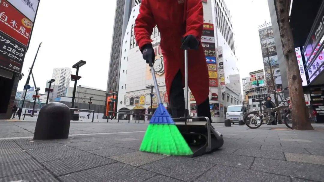日本27岁"柏青哥"服务生的一天:扫大街,下跪,做表,占座,带新人,生活从