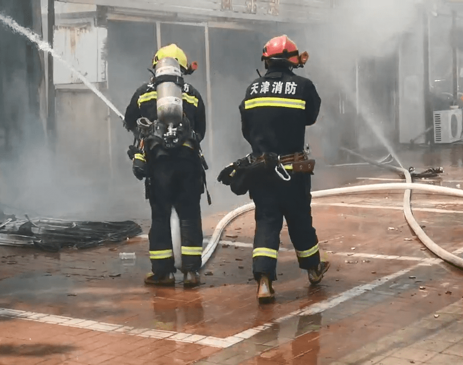 8月10日13时左右,位于东丽区驯海路的某水果店起火,东丽消防救援支队
