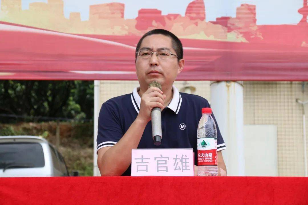 粤华学校初中部吉官雄副校长和基地领导分别讲话,为期五天的军训活动