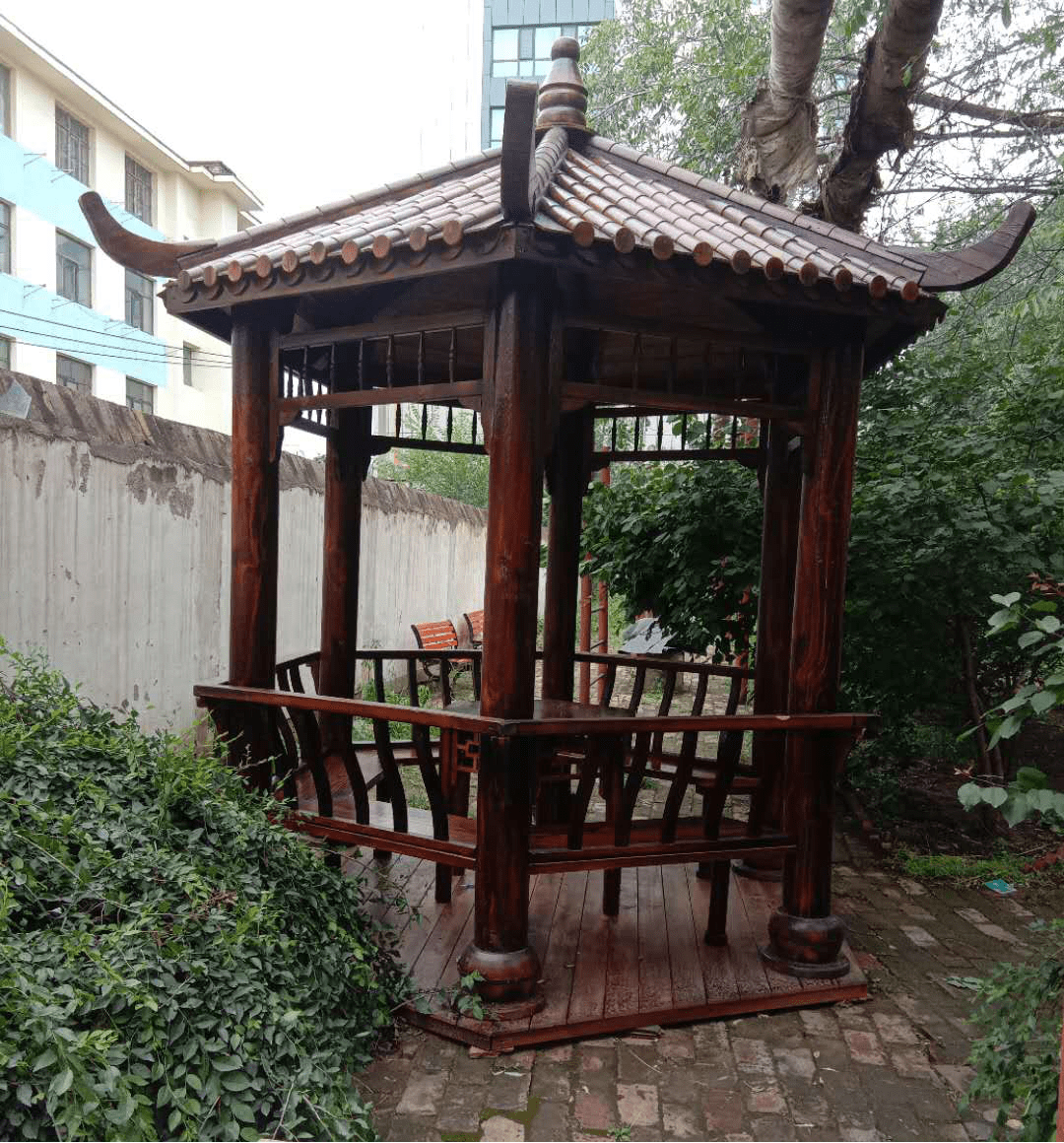 城中区南滩办事处砖头凳秒变党群议事亭