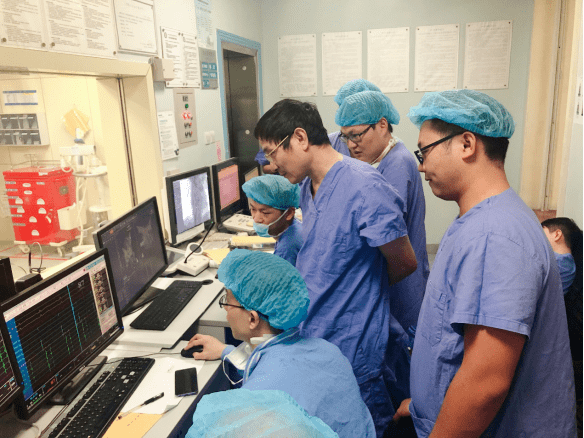 杨庆医生在做手术这样地刻苦钻研,才能在手术台上,胸有成竹.