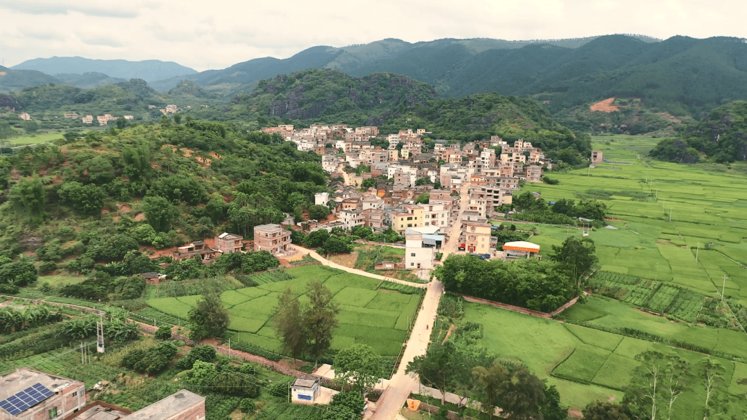 云安云磴村一个群山环绕的美丽乡村