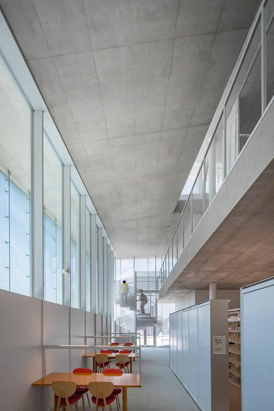 妹岛和世为母校设计的图书馆用混凝土玻璃构成的明净空间