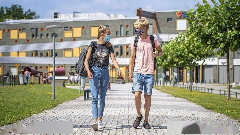 荷兰中学开课了,父母和学校教职员工怎么看?