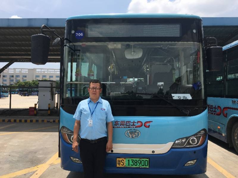 惊险路遇小车起火东莞巴士司机抽起灭火器冲了上去