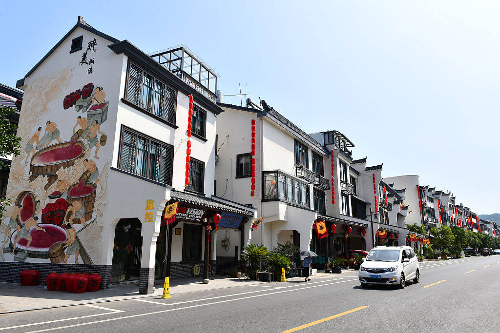 浙江东阳:红曲酒文化元素营造特色小镇个性风景线