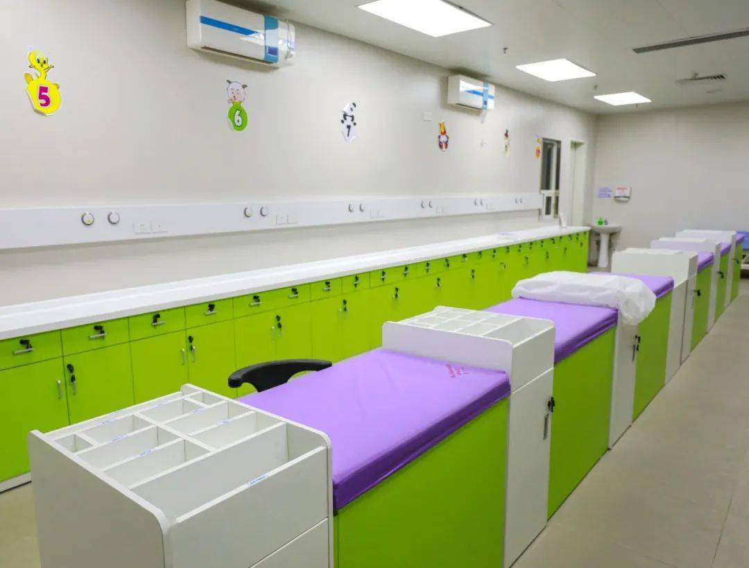 儿童注射台.儿童诊室的检查台也被设计成卡通形状.