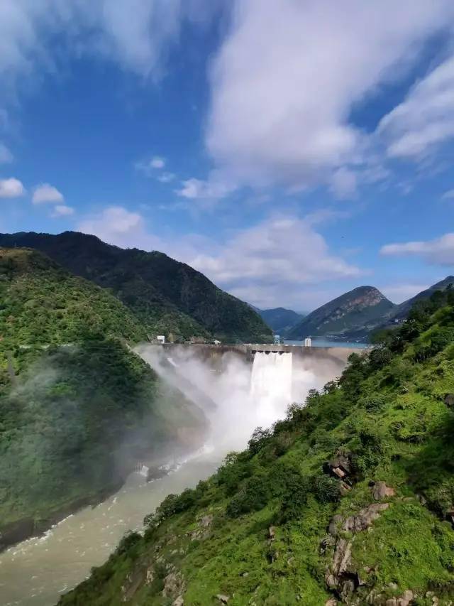 二滩水电站泄洪图片